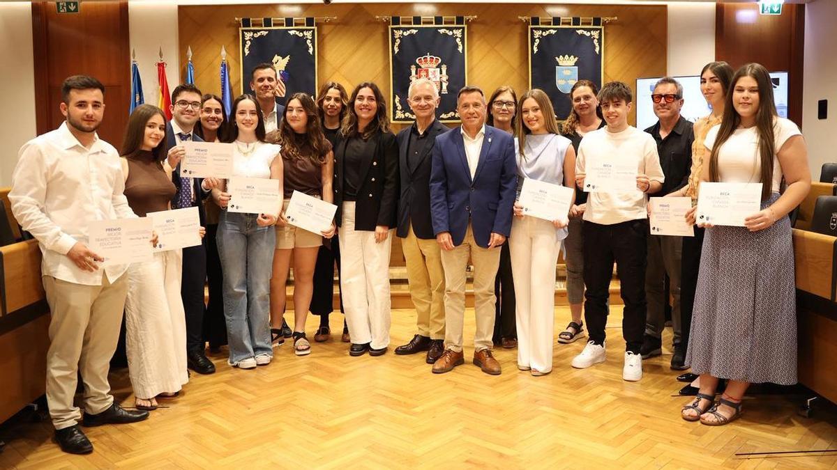 Foto de familia de entrega de los diplomas en el salón de plenos de Burriana.