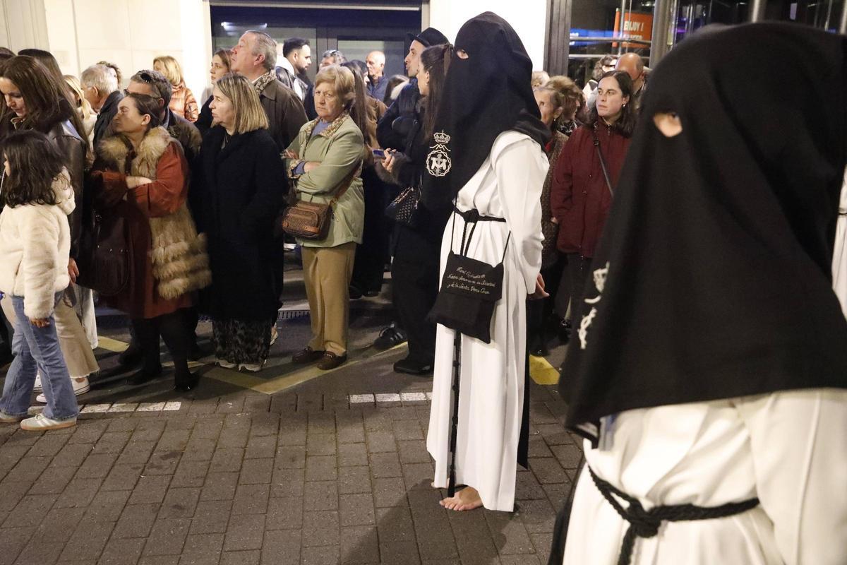 EN IMÁGENES: Emocionante procesión de la Soledad el Viernes Santo en Avilés