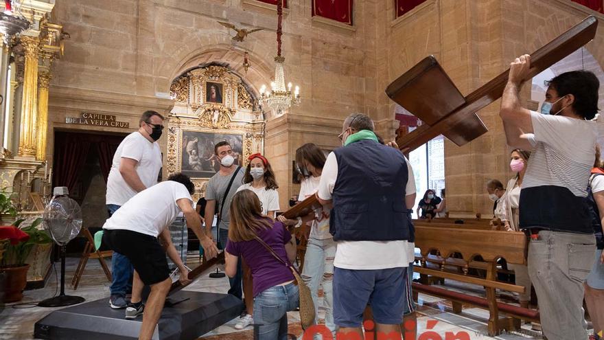 Los símbolos de la JMJ se ponen a los pies de la Cruz de Caravaca