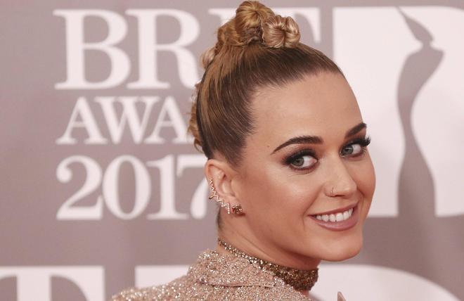 Katy Perry peinado en los 'Brit Awards 2017'