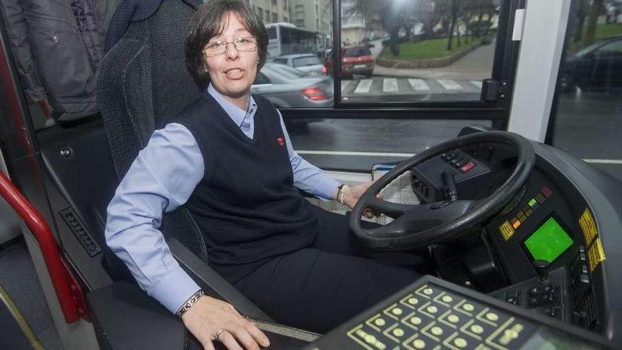 Mónica Pérez, al volante del autobús de la Compañía de Tranvías que conduce.