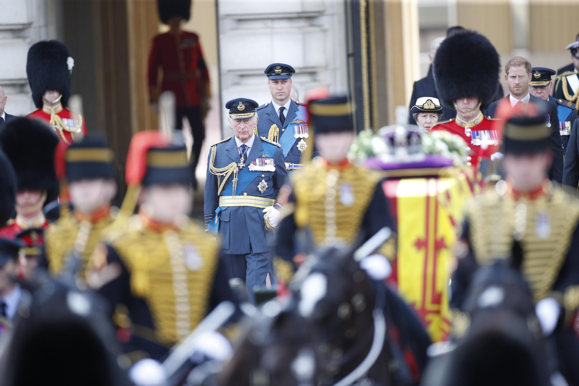 El traslado del féretro de Isabel II a Westminster, en imágenes