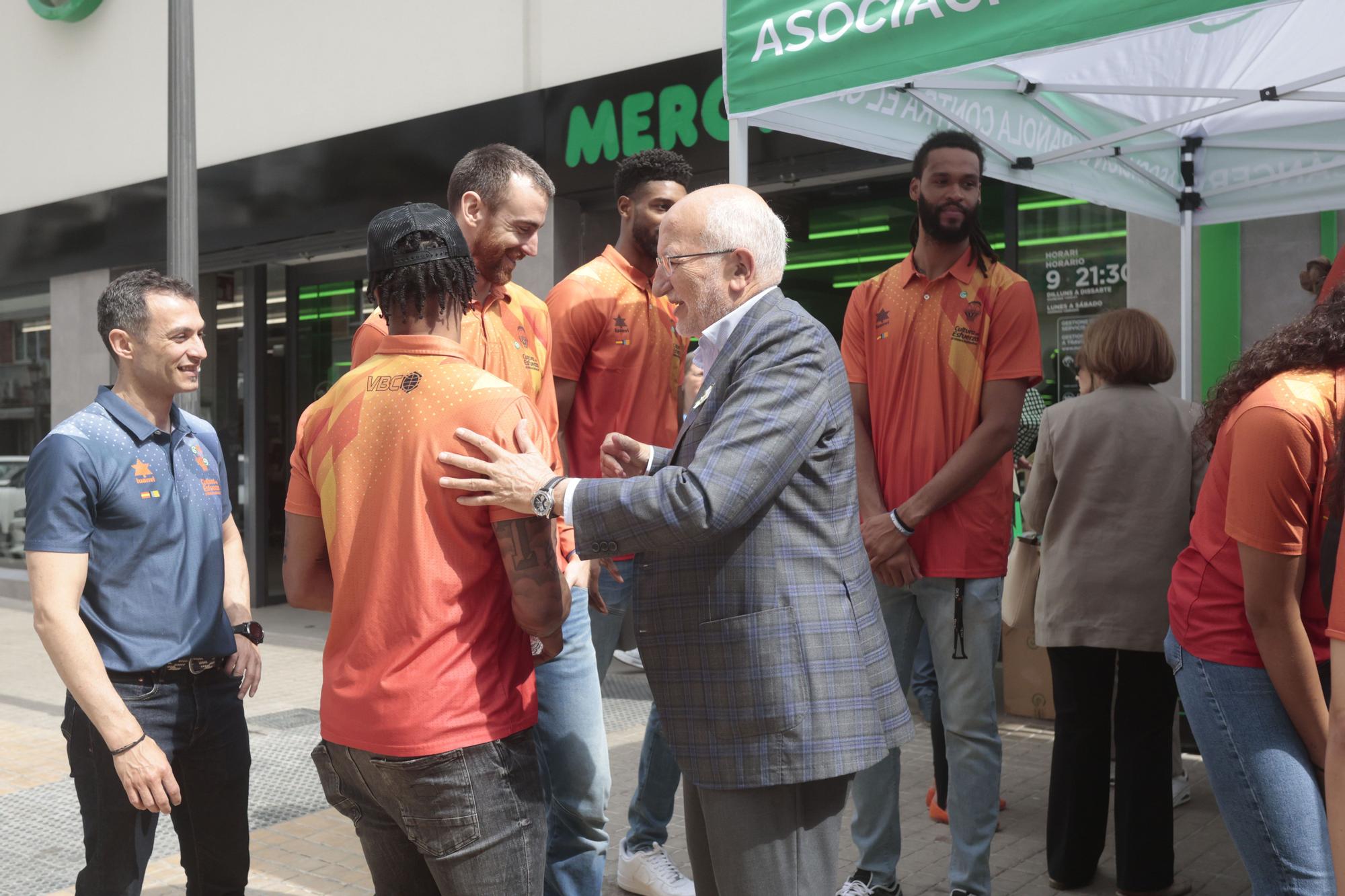 Mesa de cuestación contra el cáncer con Valencia Basket, Juan Roig y Hortensia Herrero