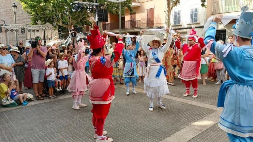 Los Cossiers de Alaró danzan a Sant Roc tras treinta años desde su recuperación
