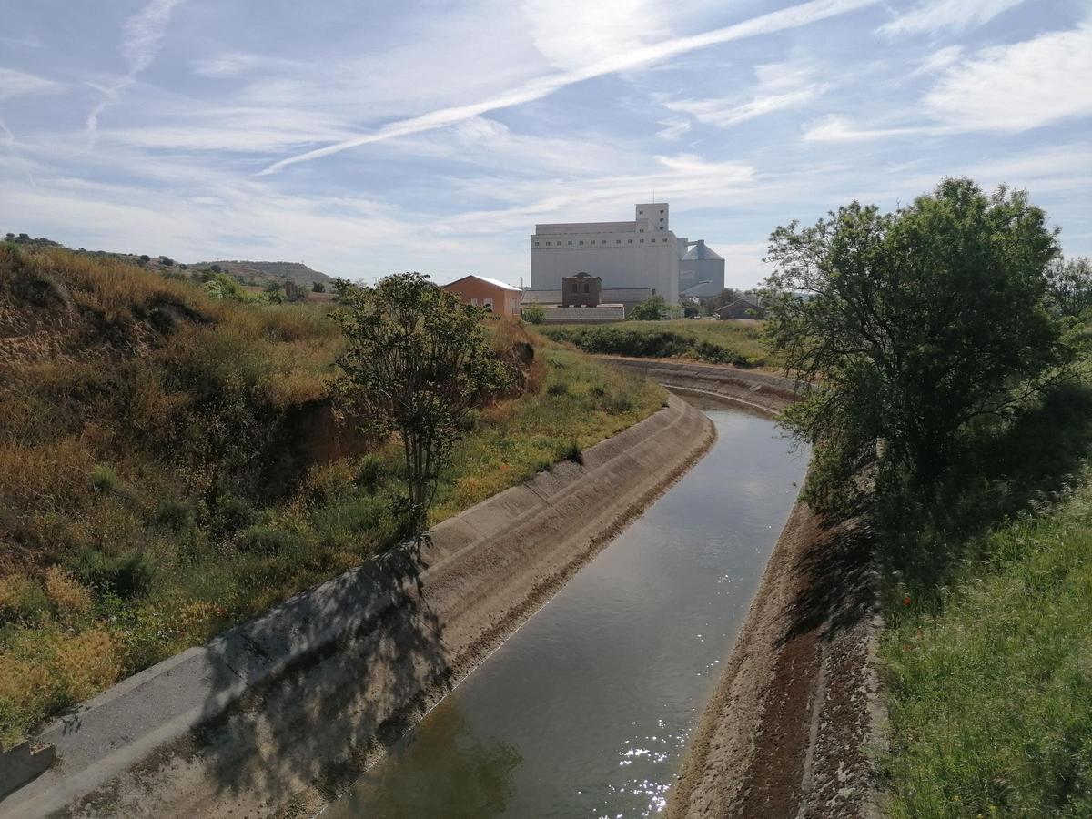 Un tramo del canal Toro-Zamora que discurre cerca de la Azucarera.