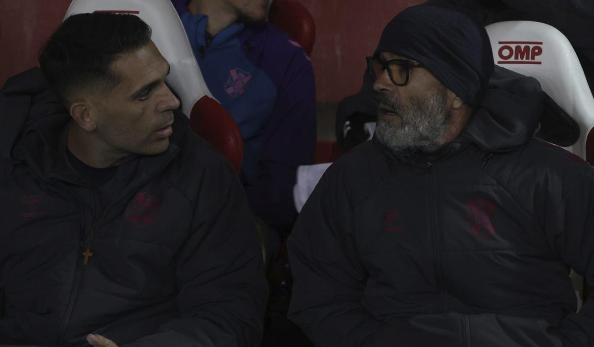 Álvaro Cervera dialoga con su segundo entrenador, Roberto Perera. | AGENCIA LOF