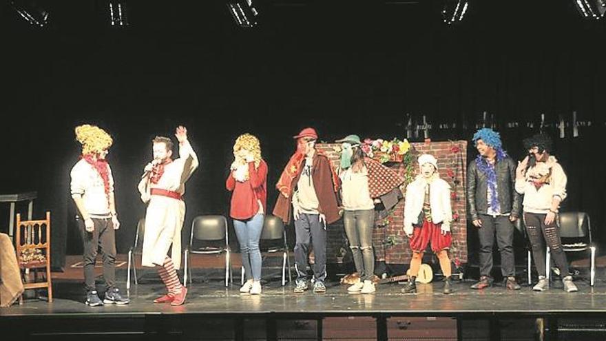 El consistorio ofrece teatro en inglés para los estudiantes locales