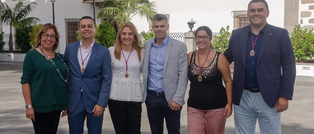 Jhonatan Hernández (en el centro del grupo) junto a sus compañeros concejales del PSOE de Telde.