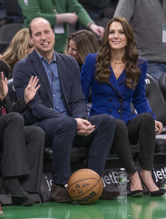 Kate Middleton y el príncipe Guillermo en un partido de baloncesto