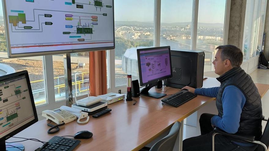 Un operario maneja el sistema de telecontrol, telemando y telegestión de Aqualia en Mérida.