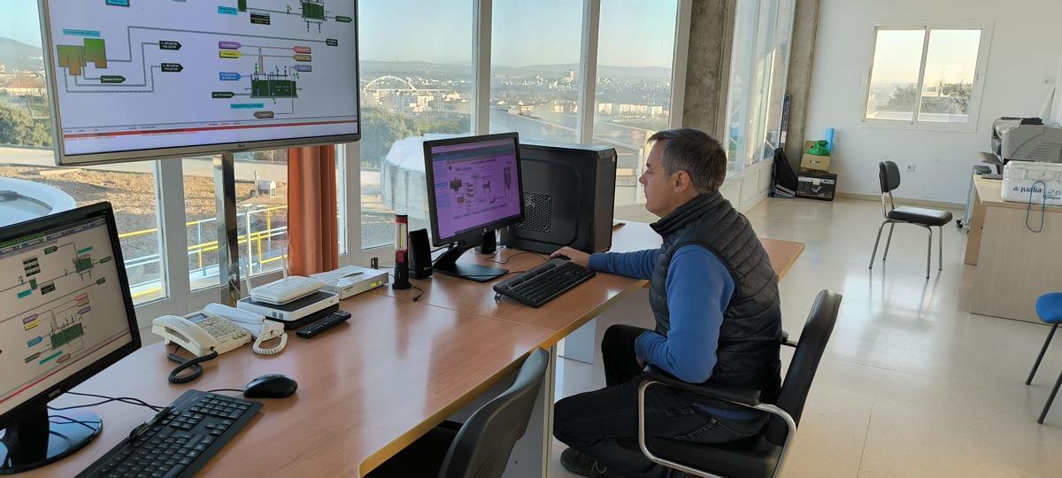 Un operario maneja el sistema de telecontrol, telemando y telegestión de Aqualia en Mérida.