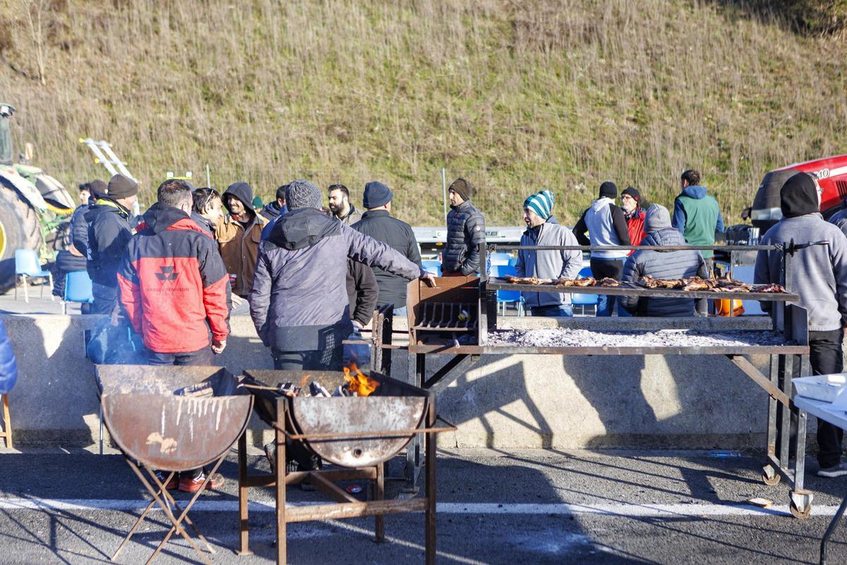Protesta pagesa a la C-16, a Olvan