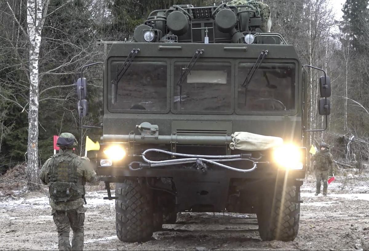 Tropas rusas despliegan el sistema de misiles balísticos Oreshnik con capacidad nuclear en los bosques de Bielorrusia.