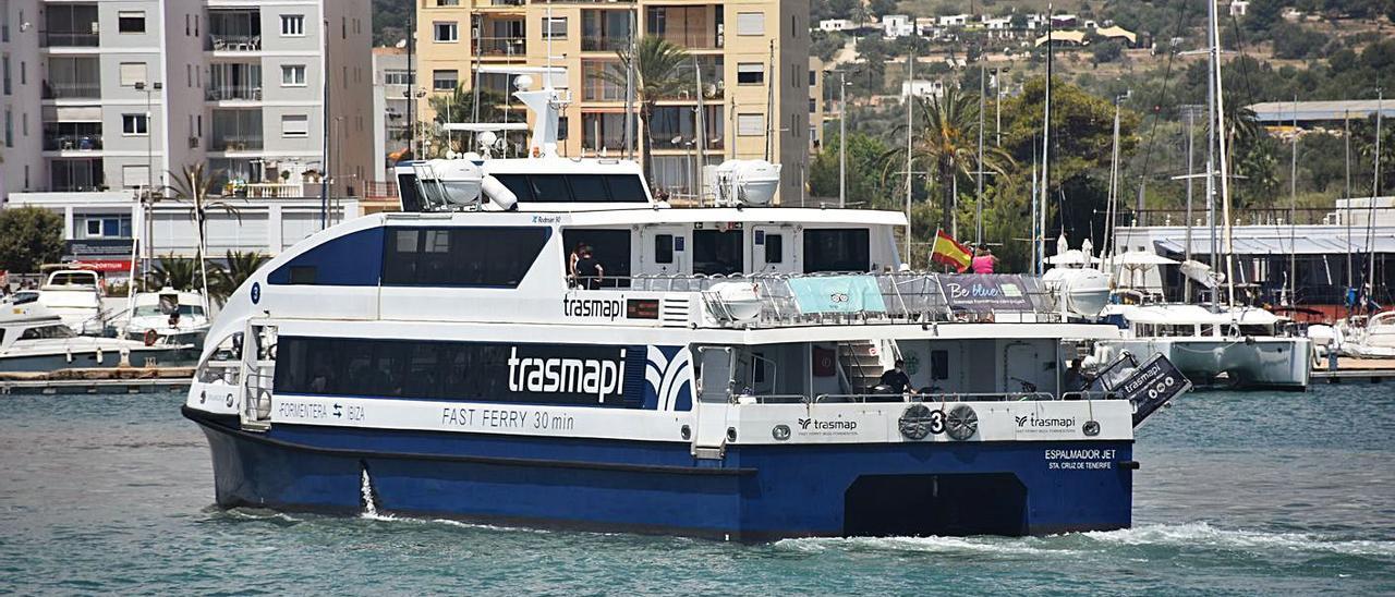 Un barco rápido de la naviera Trasmapi en el puerto de Eivissa.