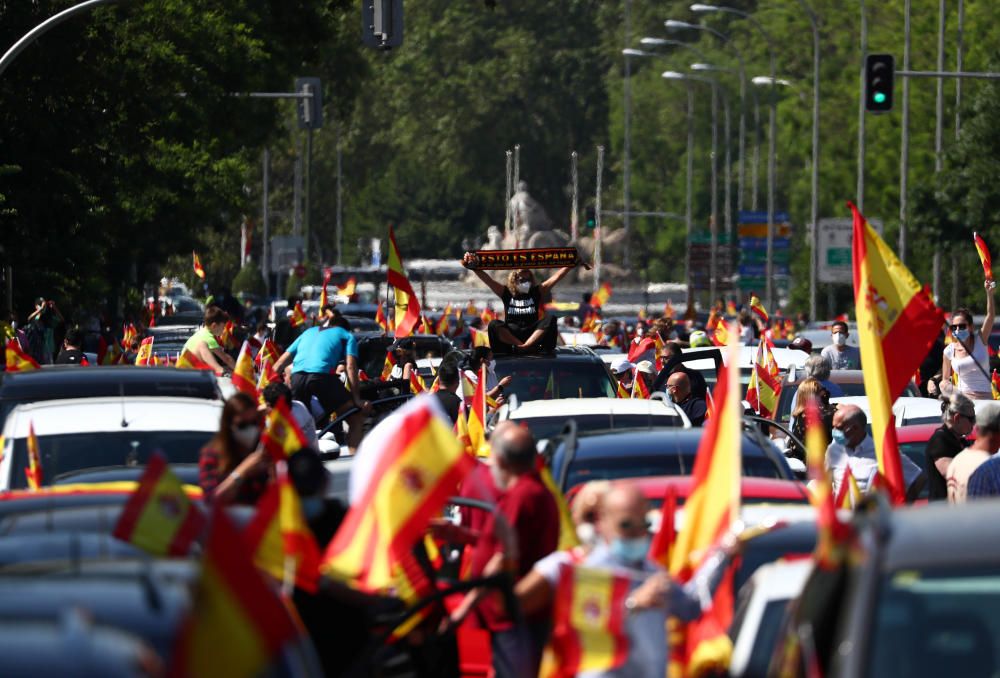 Cientos de personas secundan la protesta de Vox.