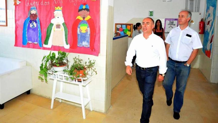 Gonzalo Durán y Javier Tourís durante la visita realizada al centro educativo de Corón.  // Iñaki Abella