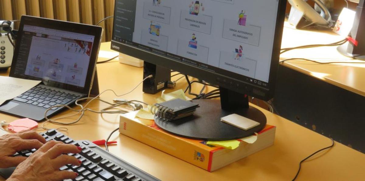 Imagen de archivo de una mesa de trabajo de la DGA.