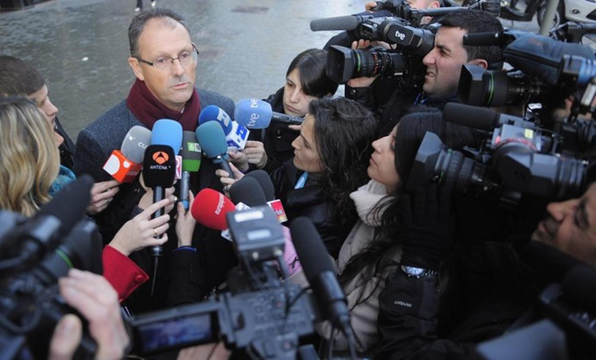 Mario Pascual Vives, advocat d’Iñaki Urdangarín, parla amb els mitjans, el 23 de gener, a Barcelona. Mario Pascual Vives, advocat d’Iñaki Urdangarín, parla amb els mitjans, el 23 de gener, a Barcelona.