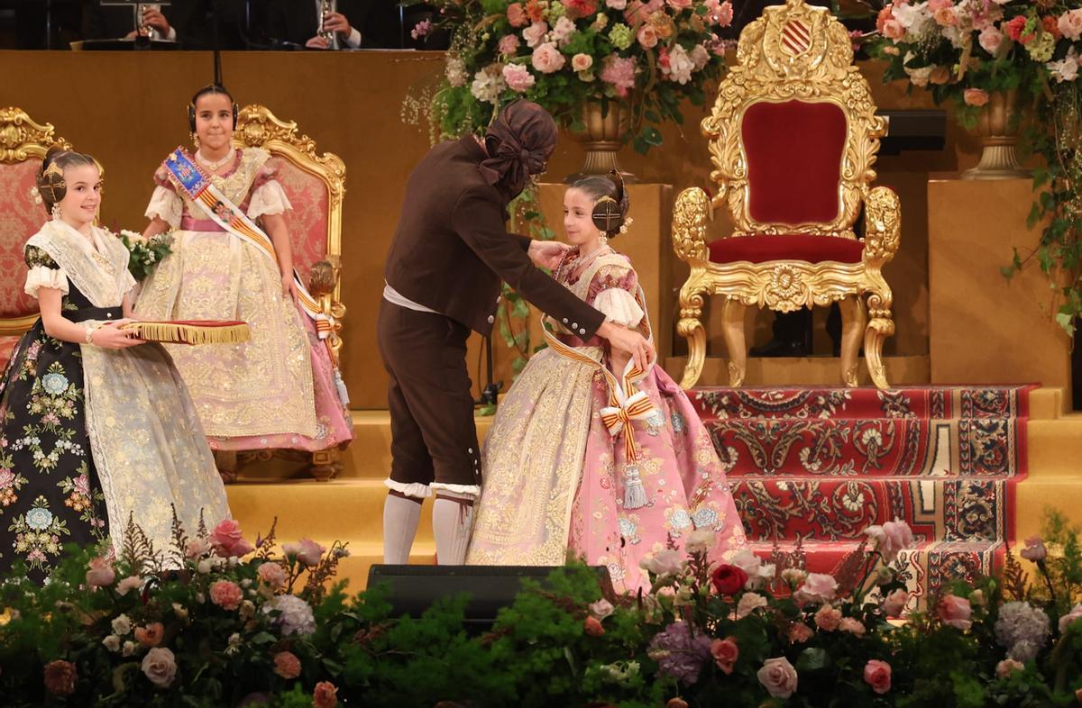 Imposición de bandas a Marta Mercader y la corte de honor infantil de las Fallas 2026