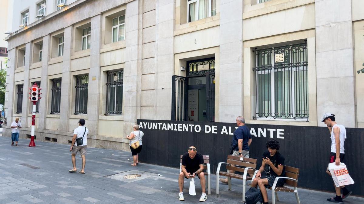 El edificio del Ayuntamiento de Alicante ubicado en la calle Cándida Jimeno Gargallo con el ascensor averiado desde el viernes