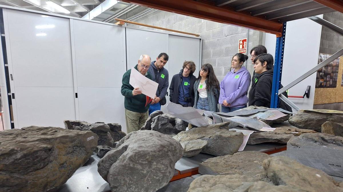 Responsables del Museo del Jurásico en el interior del recinto