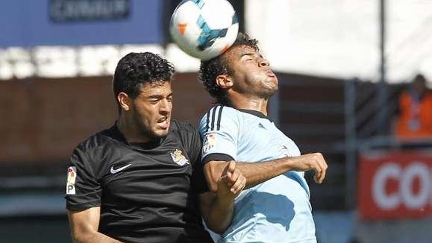 Vela y Rafinha saltan a por el balón, ayer. // Ricardo Grobas