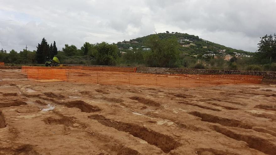 Las zanjas antiguas de cultivo y restos de una casa hallados en la excavación arqueológica. | D. I.