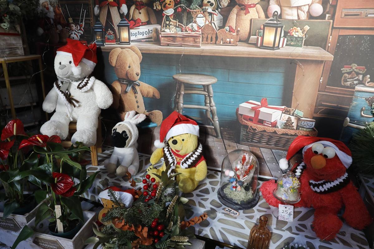 Los comercios de La Calzada animan la Navidad con sus escaparates de concurso (en imágenes)