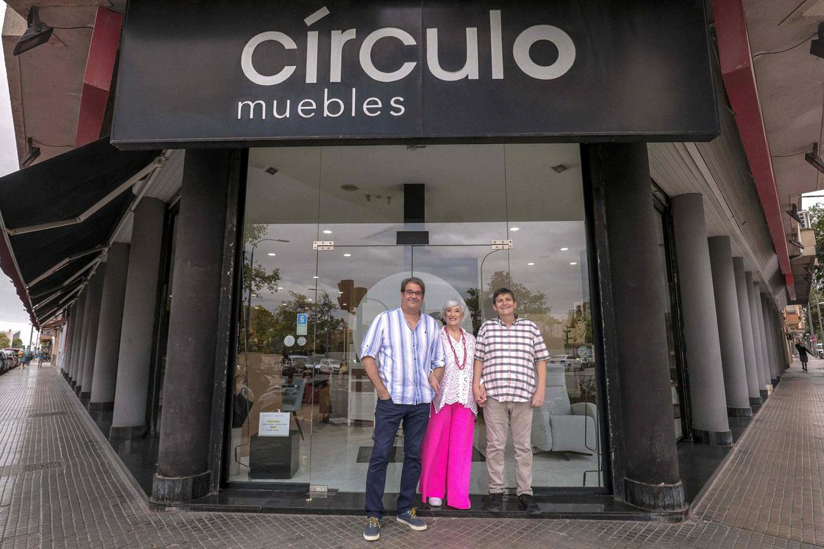 La familia Nicolau Albertí en la entrada del negocio familiar Muebles Nicolau.