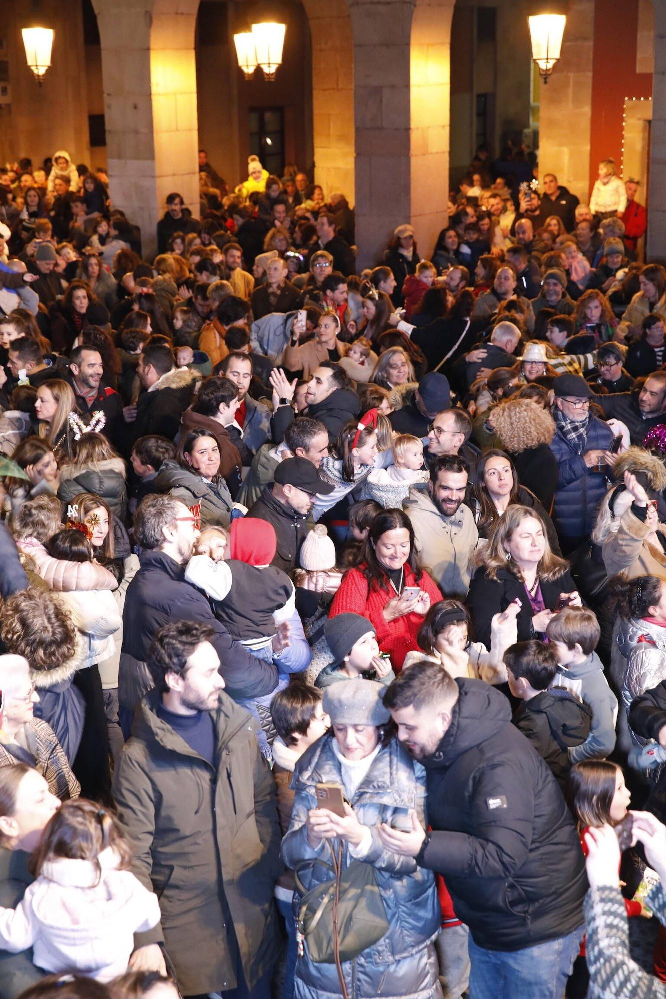 En imágenes: así han celebrado los más pequeños las 'Pequecampanadas' en la Plaza Mayor