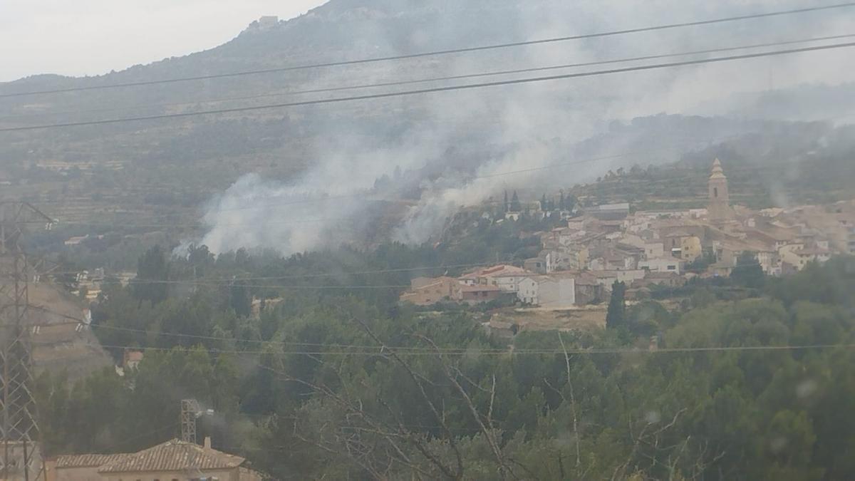Imagen general de Forcall y del incendio forestal.