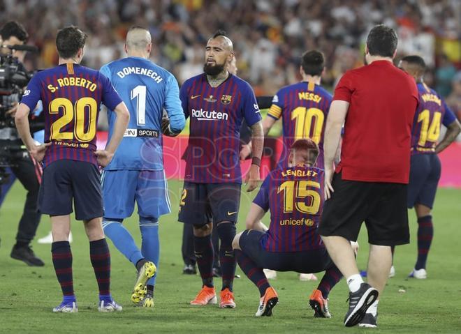 Imágenes de la decepción de los jugadores del FC Barcelona tras perder la Final de Copa del Rey ante el Valencia en el estadio Benito Villamarín, Sevilla.