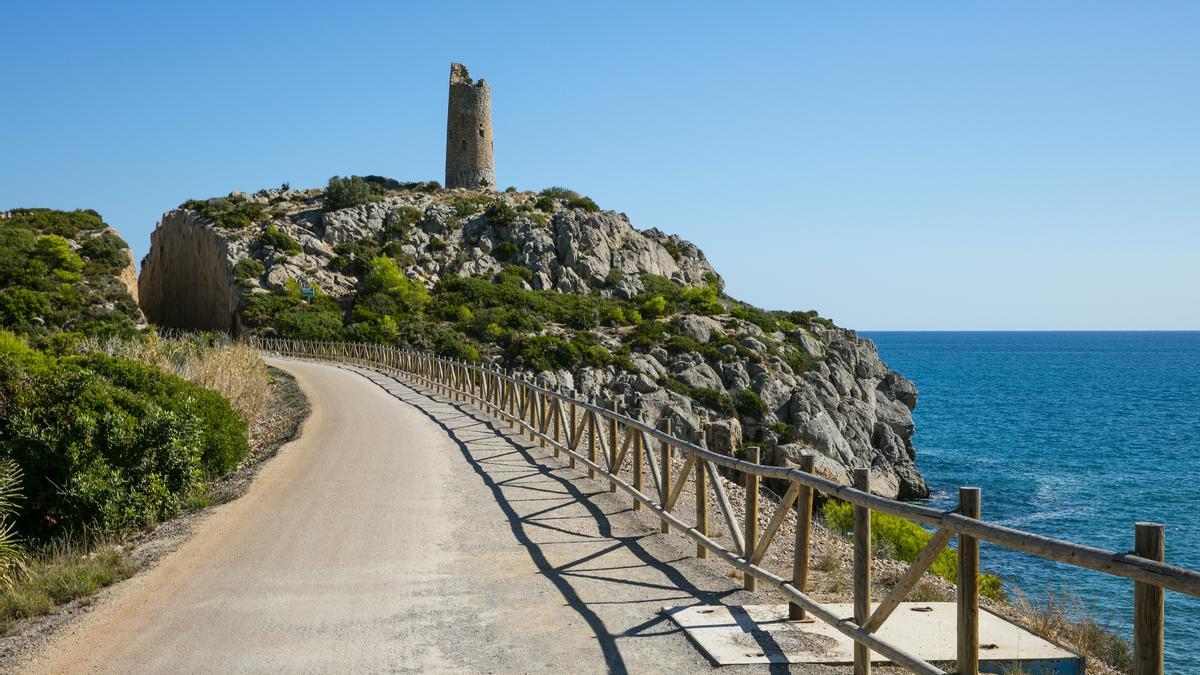 El recorrido discurre paralelo a la costa al mar, abrazado por la belleza de un entono natural repleto de vegetación y salpicado por restos de un pasado histórico, como son tus torres.