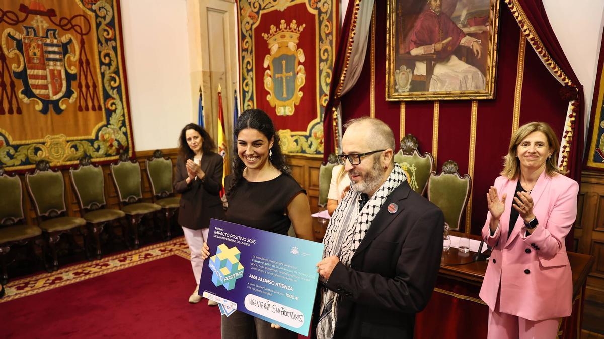 Ana Alonso entregando su cheque a Jorge Coca, representante de la ONG "Ingeniería sin Fronteras"
