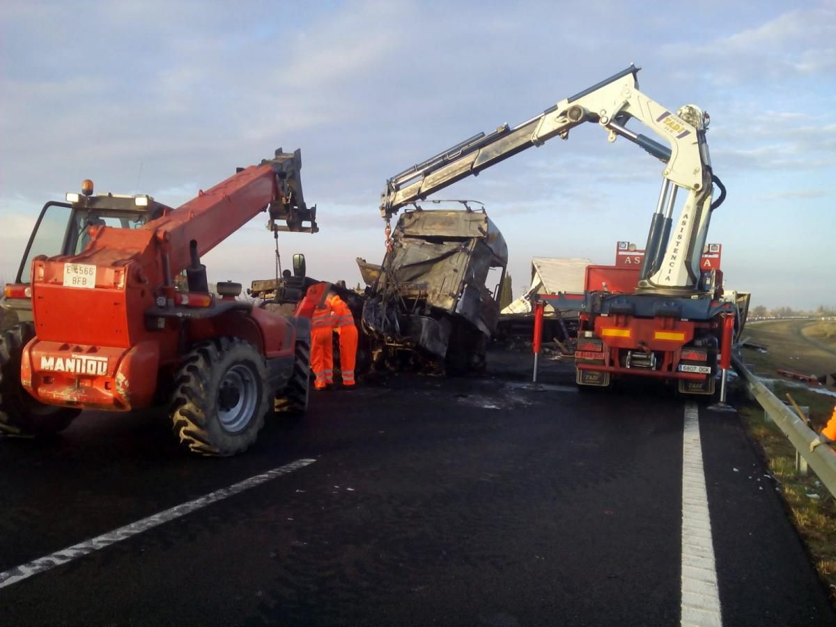 Accidente entre dos camiones en la A-2