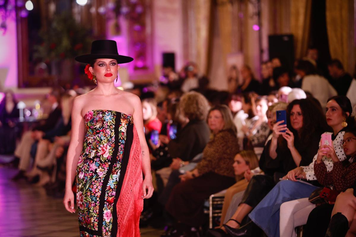 Desfile solidario de Alcer Córdoba en el Círculo de la Amistad