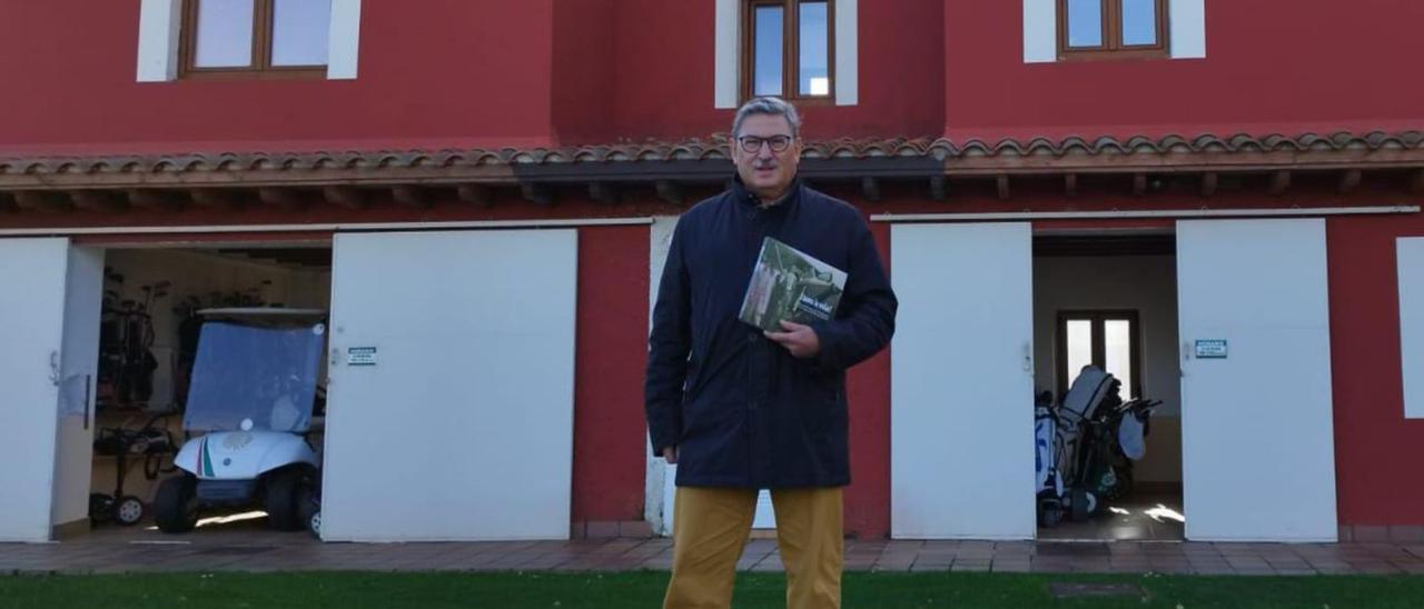 Higinio del Río, con su libro, en el campo de golf de Llanes, donde estuvo el aeródromo. | Julia Quince