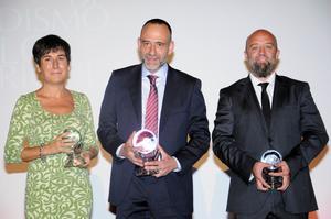 Marc Marginedas (centre), amb els finalistes, la periodista d’’El País’ especialista en Orient Mitjà Ángeles Espinosa i el delegat d’Efe per a Israel i Palestina Javier Martín, aquest divendres, a Segòvia.