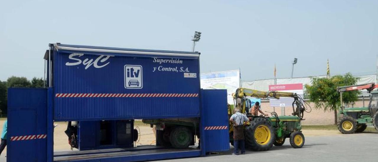 Inspección técnica itinerante de tractores, en Ribadumia. |   // NOÉ PARGA