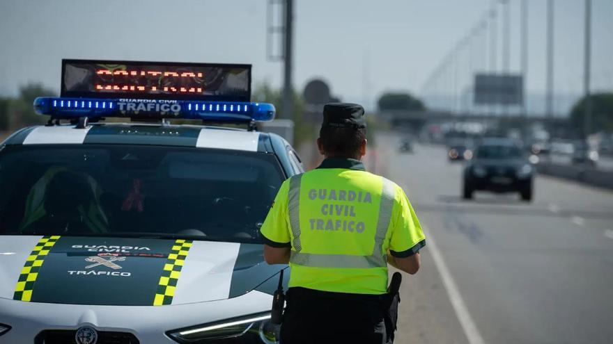 Circular con la matrícula sucia o morderte las uñas: estas son las multas más raras de la DGT que te costarán hasta 200 euros