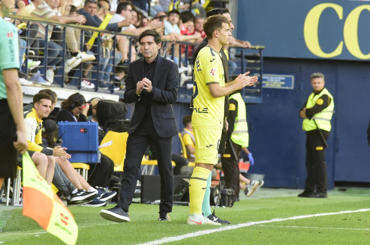 Marcelino, siempre muy intenso en el banquillo, ayer en La Cerámica.