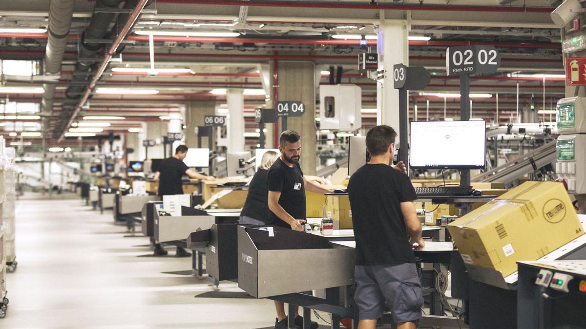 Trabajadores en una empresa de logística.