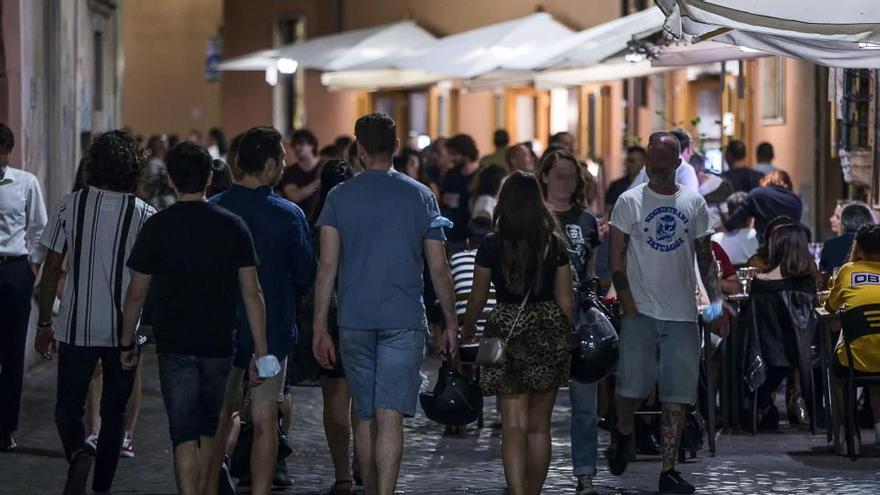 La gente disfruta de la vida nocturna en el moderno y bohemio barrio de Trastevere, en Roma.