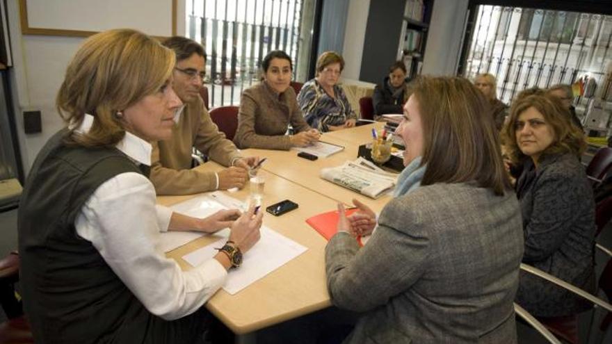 Pilar Fernández Pardo, a la izquierda, con miembros de Adafa.