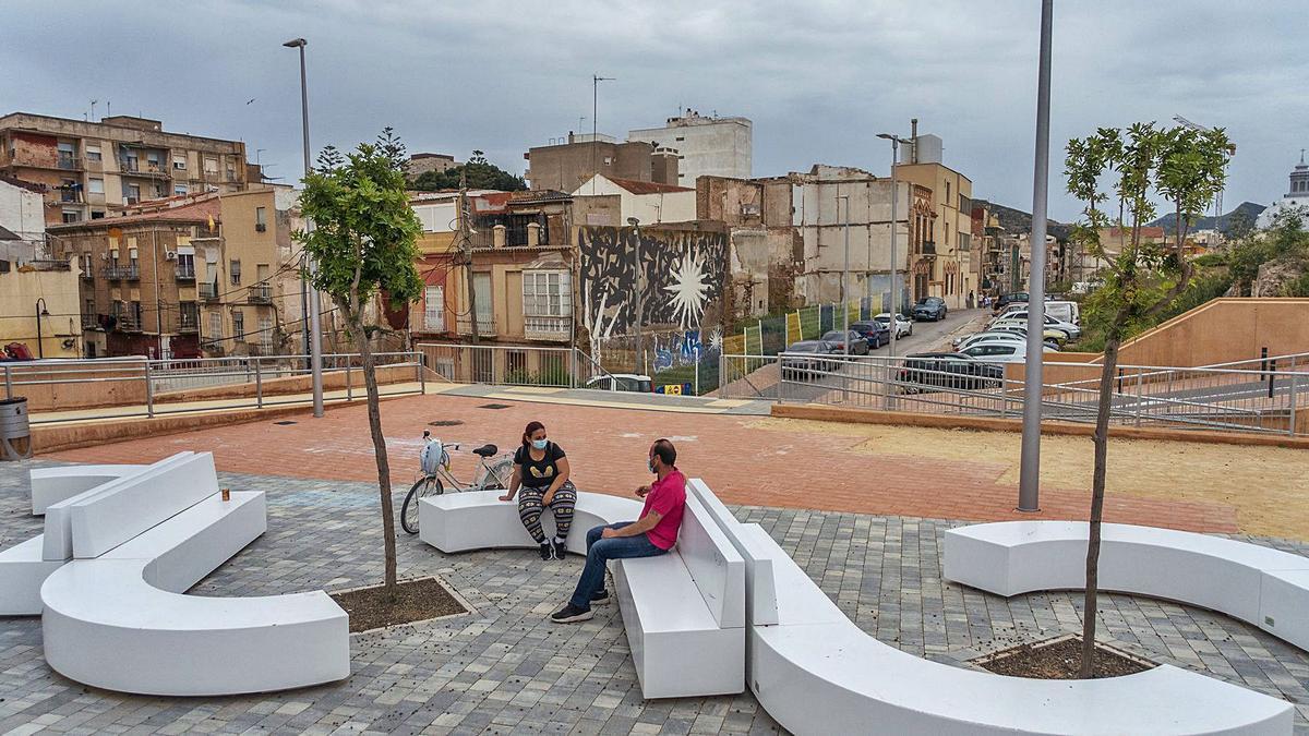 Dos personas sentadas en 
la recién estrenada plaza de
Sor Francisca Armendariz.  iván urquízar