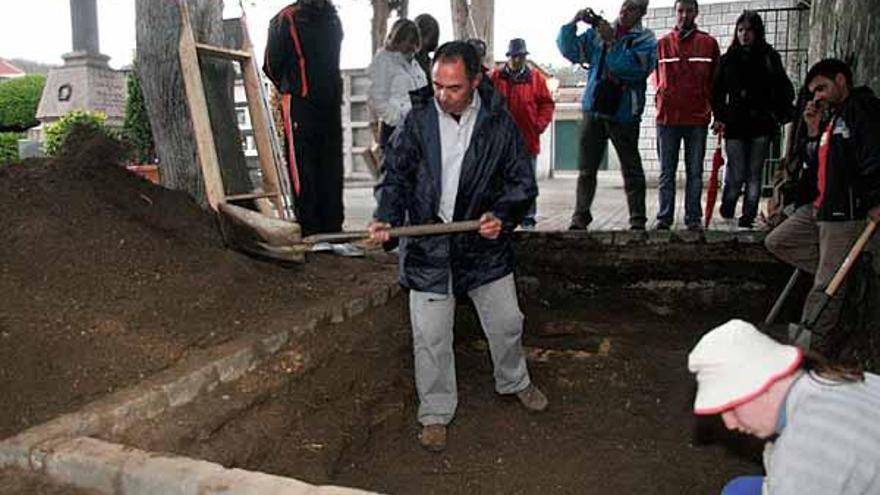 Arqueólogos en la excavación del cementerio de Baiona