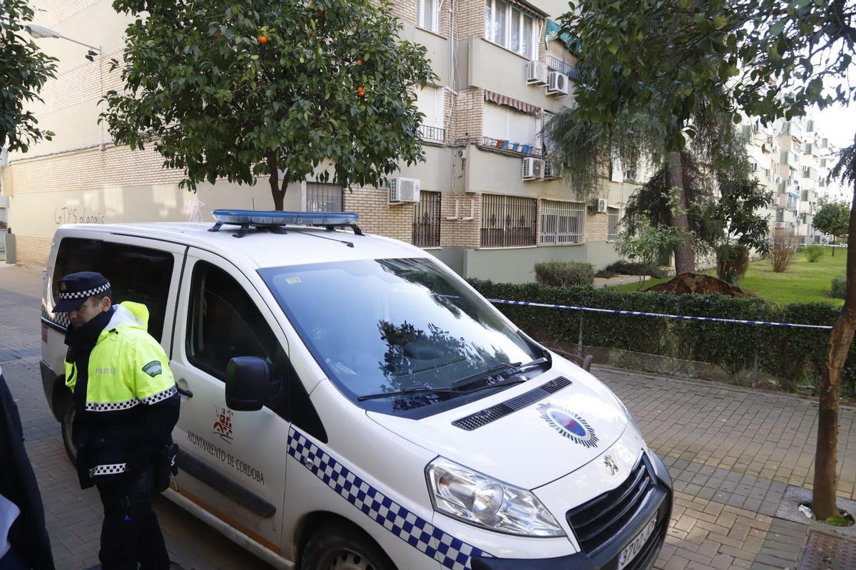 Policías en el barrio del Figueroa, especialmente afectado por las fuertes rachas de viento.