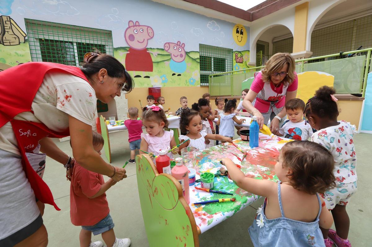 Comienza el curso en las escuelas infantiles, guarderías de 0 a 3 años. La consejera de Desarrollo Educativo y Formación Profesional, Patricia del Pozo, junto al alcalde Jose Maria Bellido visitan en Córdoba la Escuela Infantil Azahara