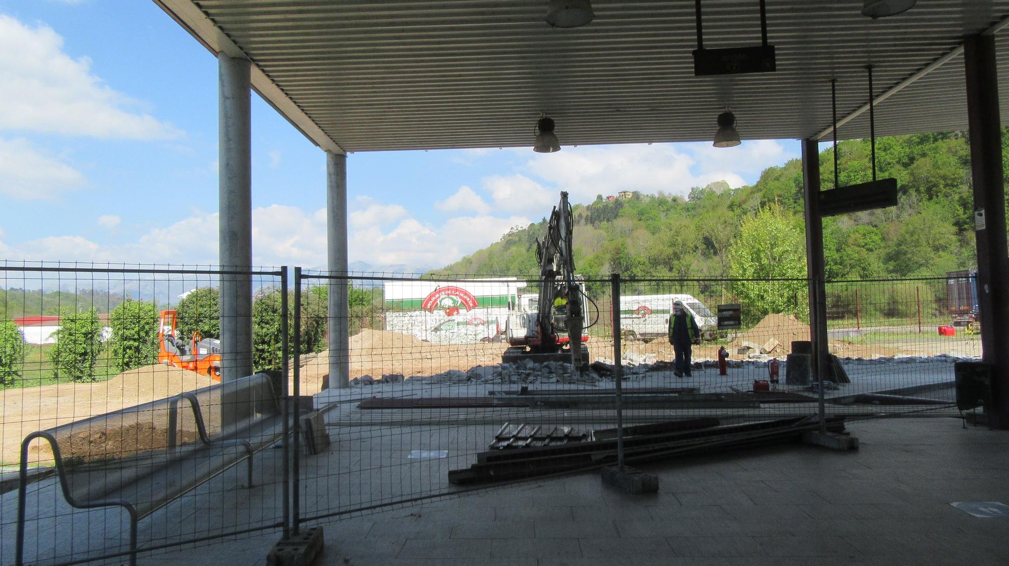 Iniciadas las obras para que la estación de autobuses de Cangas de Onís tenga talleres