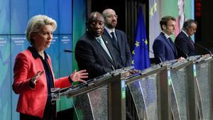 Ursula von der Leyen y el presidente de Sudáfrica, Cyril Ramaphosa, junto a otros líderes europeos, en la reunión celebrada en Bruselas.